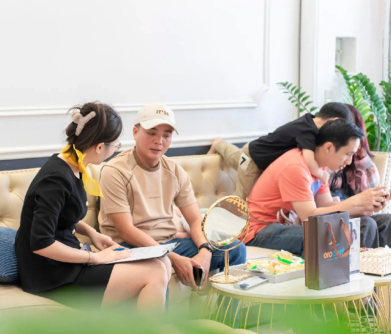 Khách hàng được tư vấn chuyên sâu về dịch vụ bọc răng sứ tại Dentos.